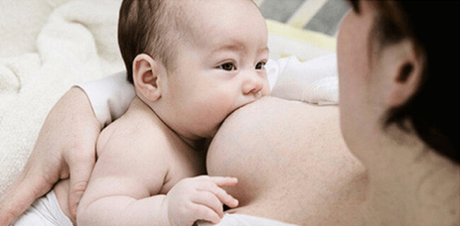 Bé bú mẹ là phương pháp kích sữa hiệu quả nhất