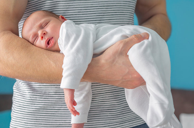 Cách bế bé sơ sinh – Giữ bụng
