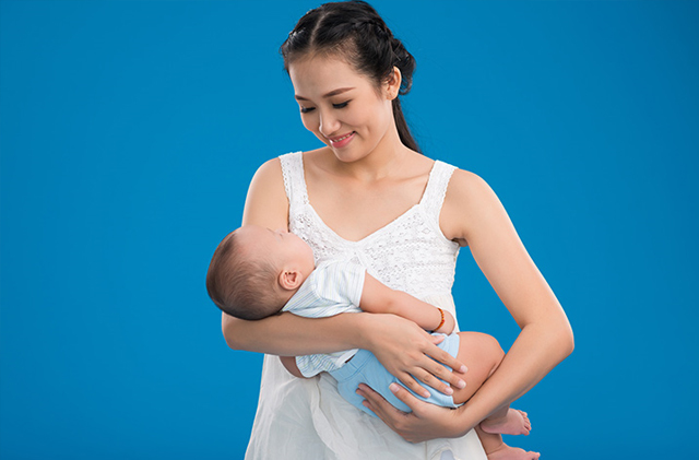 Cách bế bé sơ sinh – Ôm nôi